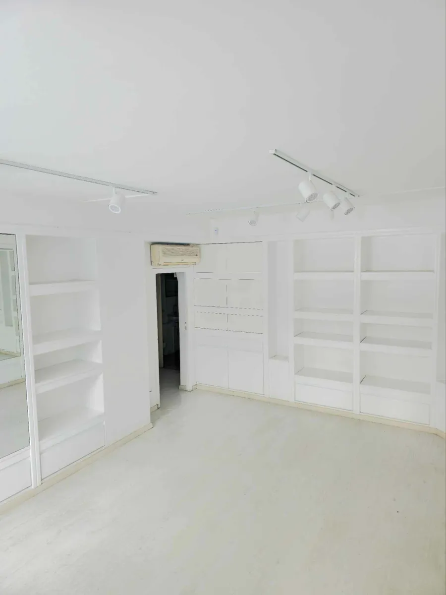 Κατάστημα προς Ενοικίαση ΚΟΛΩΝΑΚΙ,800€,39τ.μ.